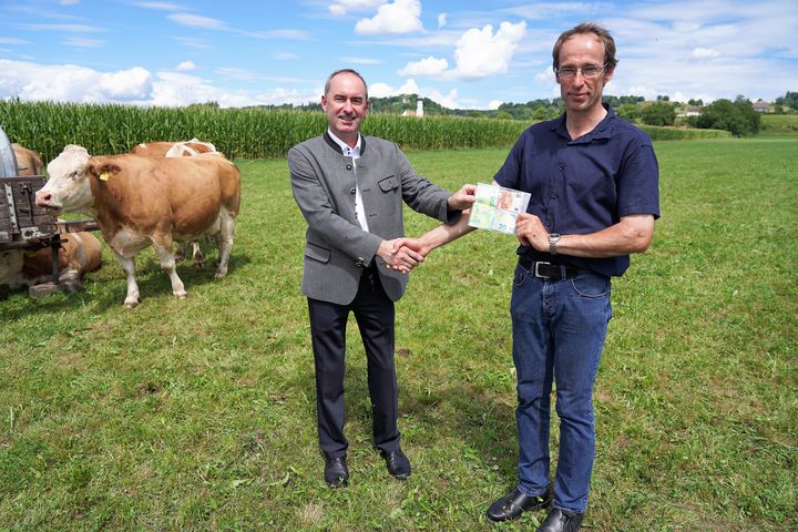 Wirtschaftsminister Hubert Aiwanger und Landwirt Georg Schweiger. Foto: StMWi