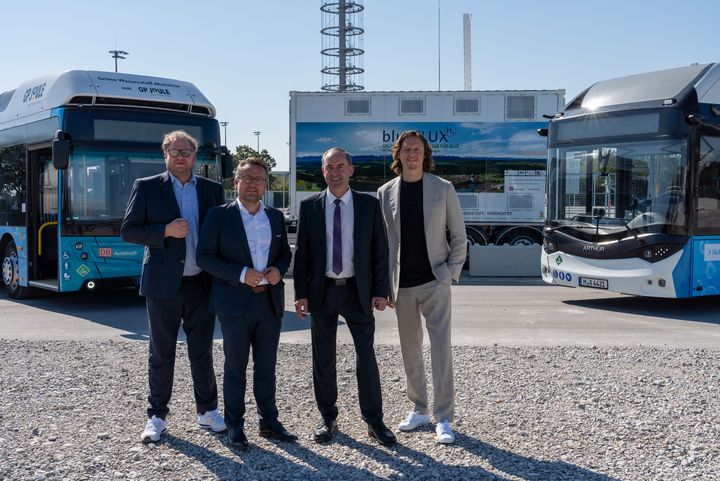 Vorstellung der Wasserstoff-Shuttlebusse auf der IAA (v.l.): Nicholas Neu (Head of Communications Westfalen AG), André Steinau (Geschäftsführer GP JOULE Hydrogen GmbH), Wirtschaftsminister Hubert Aiwanger und Philipp Glonner (CEO ARTHUR BUS GmbH). Foto: StMWi/E. Neureuther.