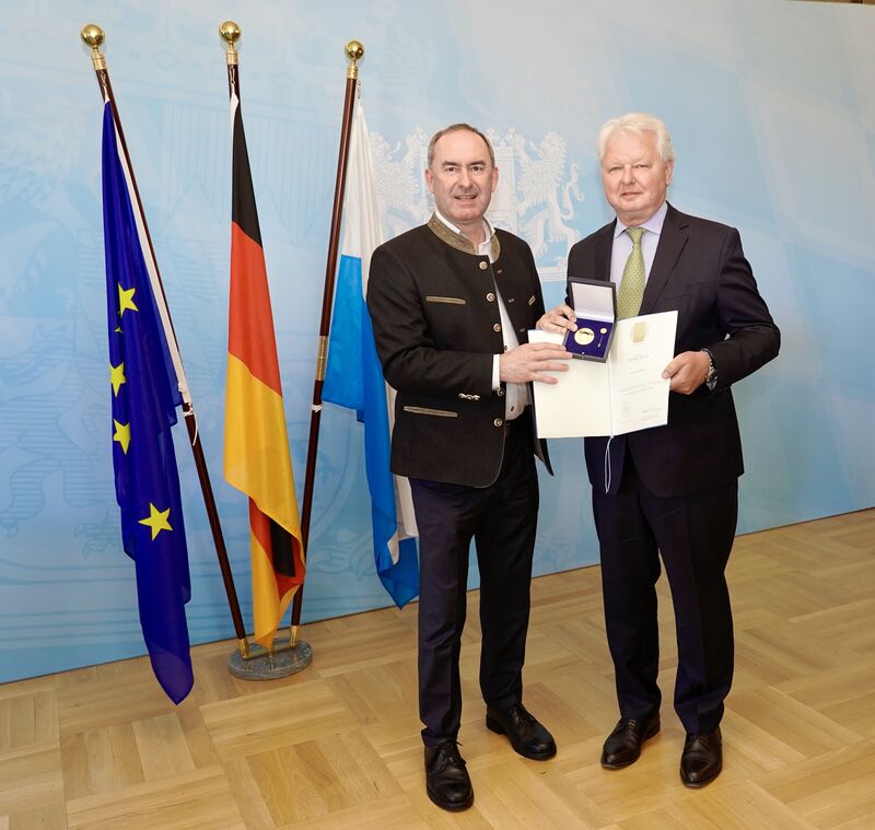 Wirtschaftsminister Hubert Aiwanger ehrt Herrn Frank Wöhner. Foto: StMWi.