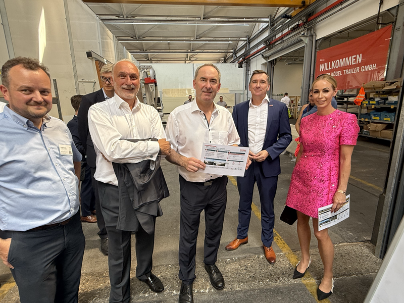 Bayerns Wirtschaftsminister Hubert Aiwanger besuchte die Kögel Trailer GmbH in Burtenbach: (von links) Burtenbachs Bürgermeister Sebastian Rommel, Unternehmer Ulrich Humbaur, Staatsminister Aiwanger, Kögel Trailer-CEO Markus Siegner und Unternehmerin Monika Humbaur. Foto: StMWi