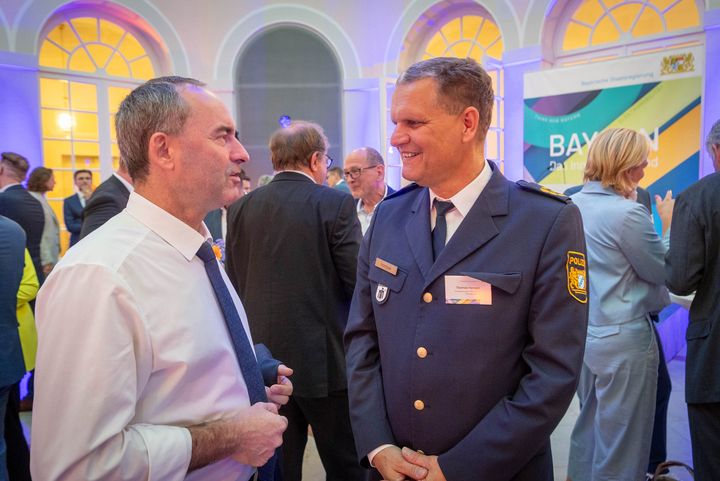 Der Bayerische Wirtschaftsminister Hubert Aiwanger und der Bayerische Verkehrsminister Christian Bernreiter laden zum Staatsempfang anlässlich der IAA MOBILITY 2023 ein.