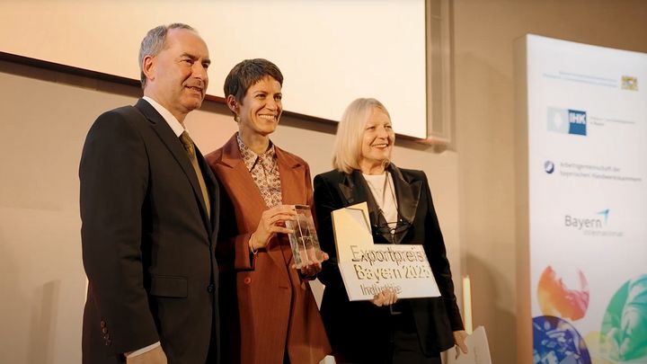 Ein Gruppenfoto von drei Personen. Minister Aiwanger verleiht den Exportpreis Bayern 2025. 