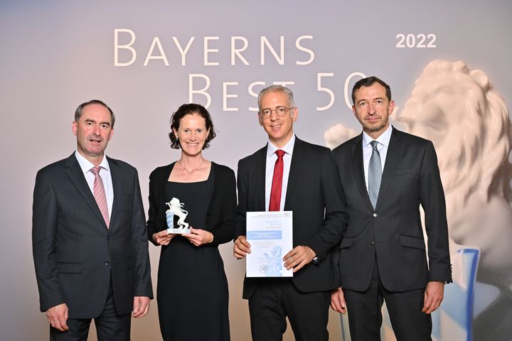 Bayerns Wirtschaftsminister Hubert Aiwanger (links) übergibt die Auszeichnung "Bayerns Best 50" an die Schreiner Group GmbH & Co. KG.