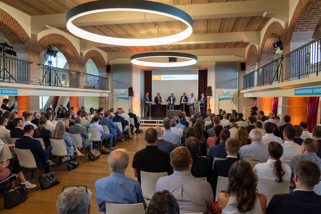 Wirtschaftsminister Hubert Aiwanger diskutiert über die Zukunft der Batterieforschung und -entwicklung. Foto:StMWI/E. Neureuther.