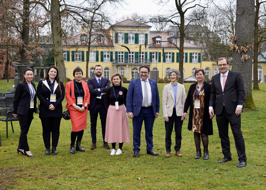 Staatssekretär Tobias Gotthardt (vierter von rechts) gemeinsam mit den Vertretern der EU-Kommission und der Organisatoren der Konferenz. Foto: StMWi