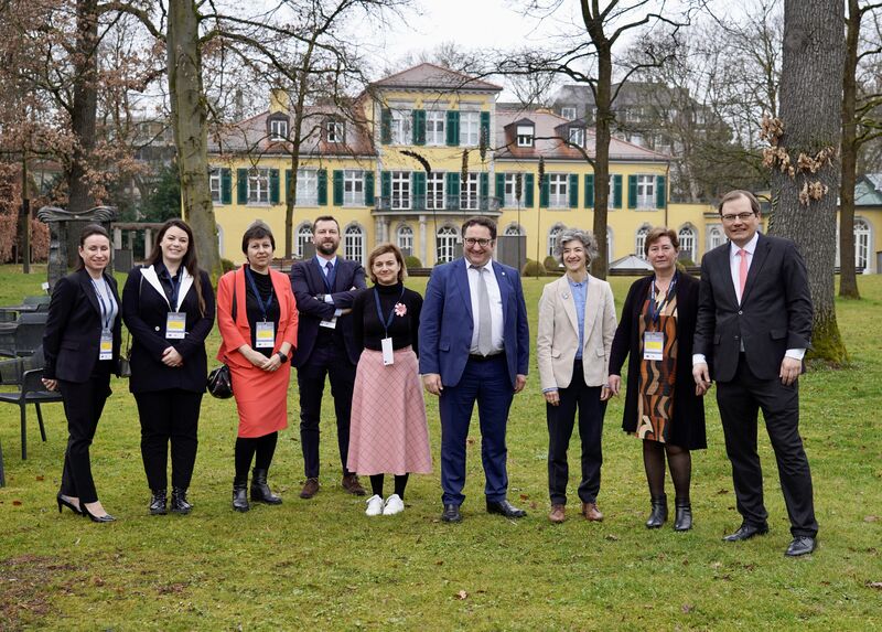 Staatssekretär Tobias Gotthardt (vierter von rechts) gemeinsam mit den Vertretern der EU-Kommission und der Organisatoren der Konferenz. Foto: StMWi