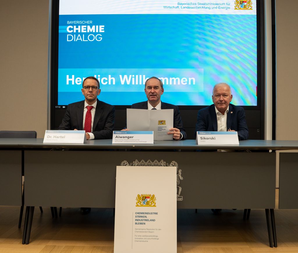 Bayerns Wirtschaftsminister Hubert Aiwanger unterzeichnete mit Dr. Christian Hartel, Vorstandsvorsitzender Wacker und Vorsitzender VCI Bayern (links) und Harald Sikorski, IG BCE, Leiter des Landesbezirks Bayern (rechts) die gemeinsame Resolution "Chemieindustrie stärken, Industrieland bleiben".
Foto: StMWi