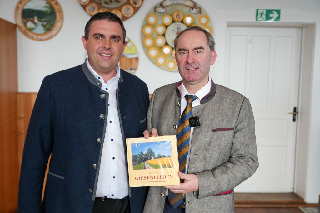 Bayerns Wirtschaftsminister Hubert Aiwanger (r.) zusammen mit Andreas Urban, Bürgermeister der Gemeinde Wiesenfelden. 
Foto: StMWi/ K. Huber