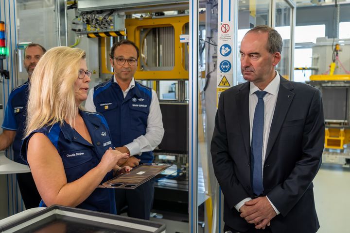 v. l. n. r. Claudia Stephan (Leiterin Prozesslabor der BMW AG), Hubert Aiwanger (Wirtschaftsminister), Dr. Stefan Kerscher (BMW AG) und Dr. Markus Söder (Ministerpräsident)