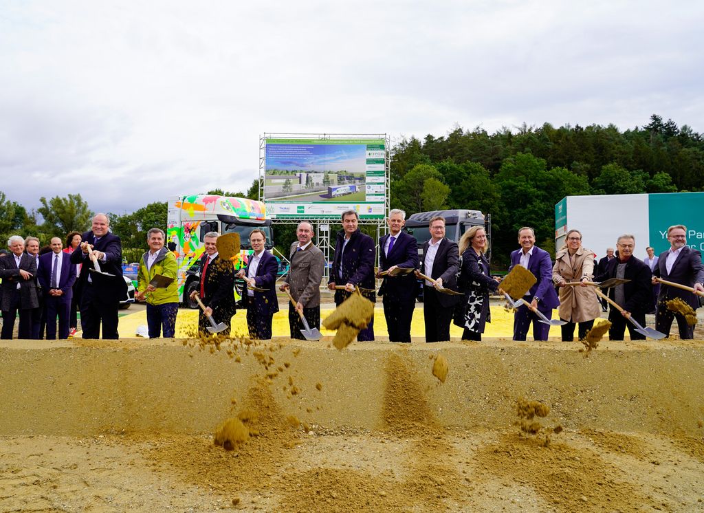 Wirtschaftsminister Aiwanger (fünfter von links) beim Spatenstich für den Elektrolyseur in Pfeffenhausen. Foto: StMWi/E. Neureuther