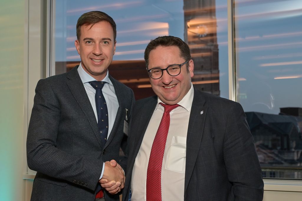 Staatssekretär Tobias Gotthardt und Gábor Tordai-Lejkó,Generalkonsul von Ungarn und Doyen des Konsularischen Korps. Foto: StMWi/Heuser