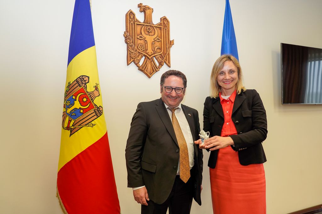 Bayerns Staatssekretär Tobias Gotthardt traf sich mit der stellv. Premierministerin und Wirtschafts- sowie Digitalisierungsministerin, Doina Nistor.
Foto: StMWi