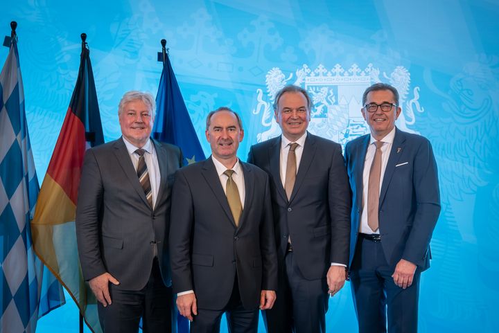 Bayerns Wirtschaftsminister Hubert Aiwanger verleiht die Staatsmedaille für besondere Verdienste um die bayerische Wirtschaft.