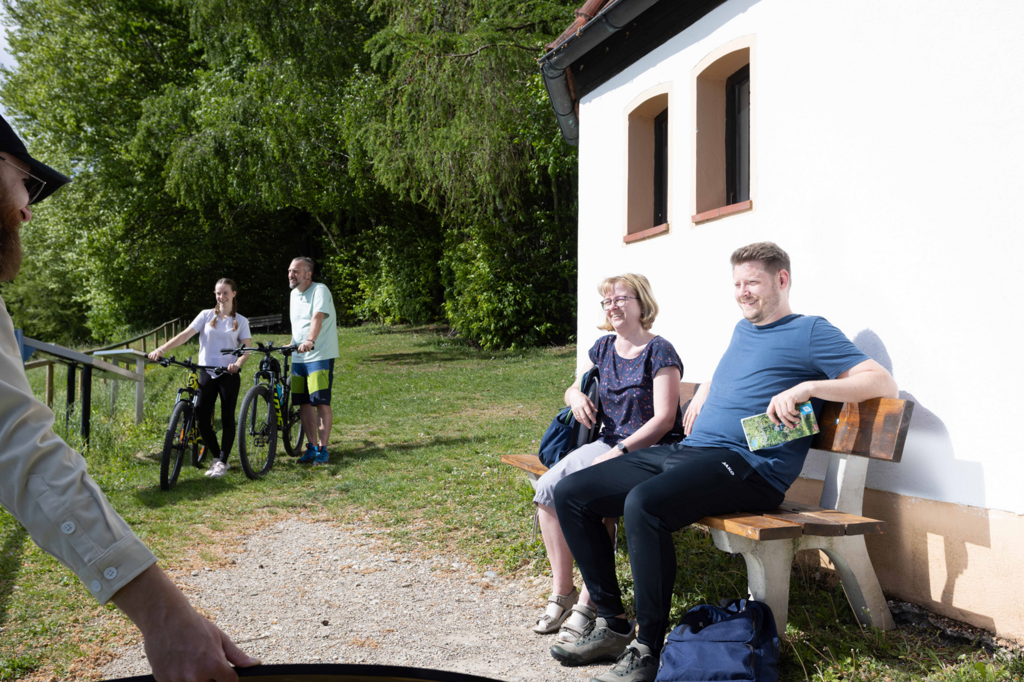 Fotoshooting zum Thema Radfahren und Wandern am Aussichtspunkt der Kapelle Bertenöd @ MATTER & LØUT / WEDER & NØCH GmbH & Co. KG