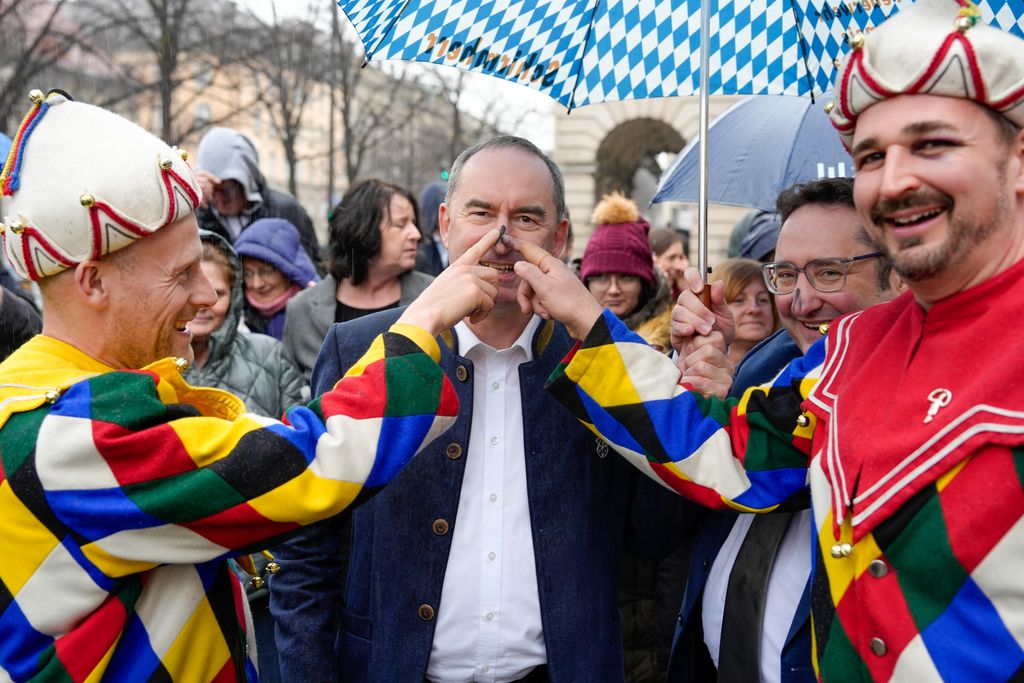 Der Bayerische Wirtschaftsminister Hubert Aiwanger begrüßt die Original Münchner Schäfflertanzgruppe. 