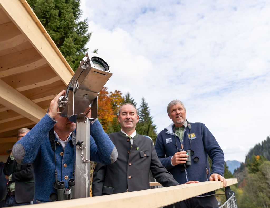 Wirtschaftsminister Hubert Aiwanger bei der Eröffnung der Gamsbeobachtungsstation am Riedbergpass (Foto: StMWi / E. Neureuther)