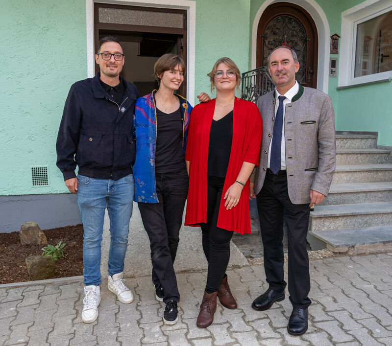 Wirtschaftsminister Hubert Aiwanger mit den ersten drei Gründerinnen und Gründern der Gründerwerkstatt Glas in Zwiesel. Von links: Markus Haußmann, Ramona Pauli und Evelina Ochs. Foto: StMWi/E. Neureuther.