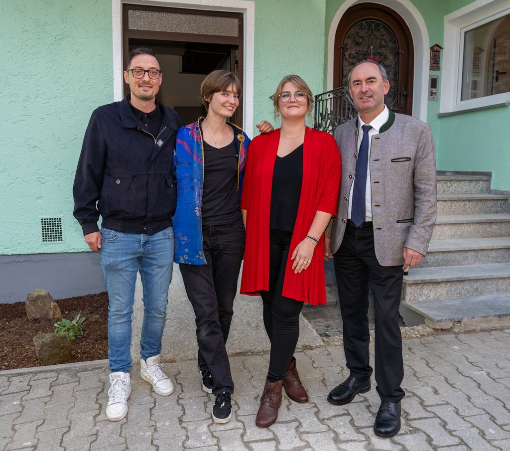 Wirtschaftsminister Hubert Aiwanger mit den ersten drei Gründerinnen und Gründern der Gründerwerkstatt Glas in Zwiesel. Von links: Markus Haußmann, Ramona Pauli und Evelina Ochs. Foto: StMWi/E. Neureuther.