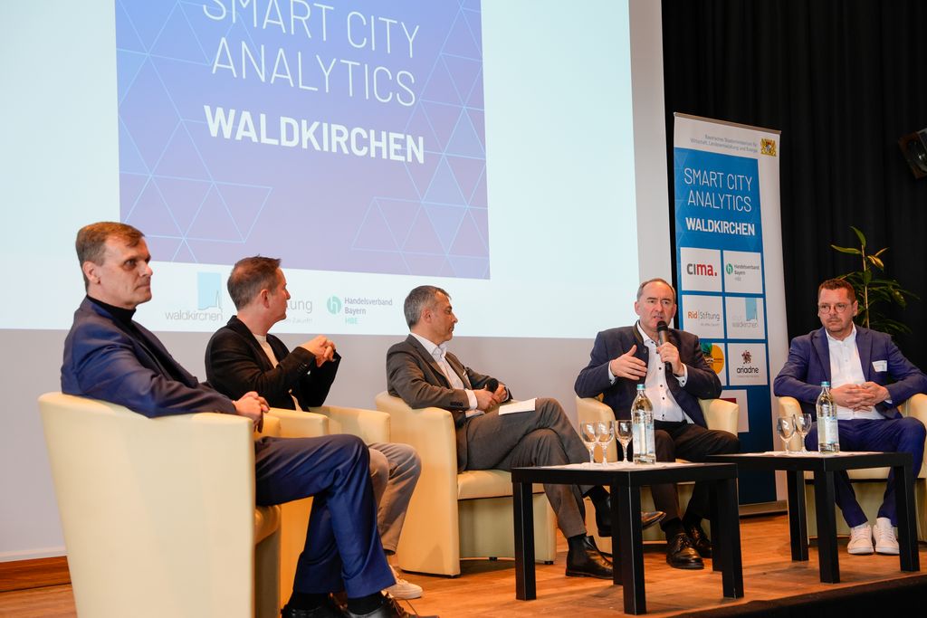 Über die Ergebnisse von "Smart City Analytics Waldkirchen" sprach Bayerns Wirtschaftsminister Hubert Aiwanger (2. v. r.) mit Projektleiter Michael Seidel (v. l.), Johannes Huber, Geschäftsführer des Modehauses Garhammer, Moderator Christian Hörmann und Heinz Pollak, Bürgermeister von Waldkirchen. 
Foto: StMWi/ K. Huber