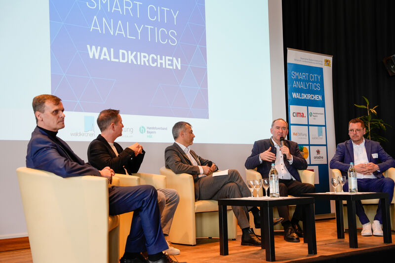 Über die Ergebnisse von "Smart City Analytics Waldkirchen" sprach Bayerns Wirtschaftsminister Hubert Aiwanger (2. v. r.) mit Projektleiter Michael Seidel (v. l.), Johannes Huber, Geschäftsführer des Modehauses Garhammer, Moderator Christian Hörmann und Heinz Pollak, Bürgermeister von Waldkirchen.
Foto: StMWi/ K. Huber