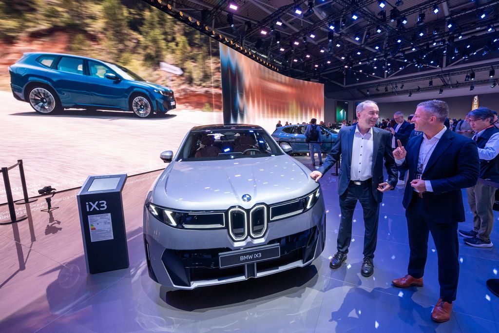 Impressionen des IAA Rundgangs mit Bayerns Wirtschaftsminister Hubert Aiwanger.