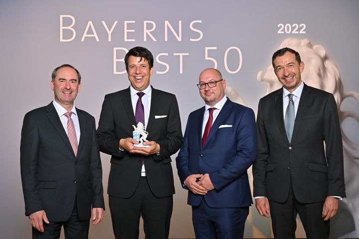Bayerns Wirtschaftsminister Hubert Aiwanger (links) übergibt die Auszeichnung "Bayerns Best 50" an die DELO Industrie Klebstoffe GmbH & Co. KGaA.