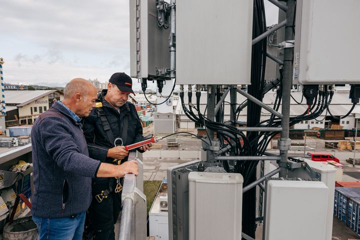 Funknetzplaner Andreas Illgen und Andreas Begerow vom Bauteam messen die Leistung an einer Antenne für o2 Telefónica.