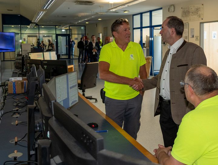 Wirtschaftsminister Hubert Aiwanger im Gespräch mit Mitarbeitern des Papierwerks in Plattling bei seinem Besuch am 03. August 2023. Foto: StMWi/E. Neureuther