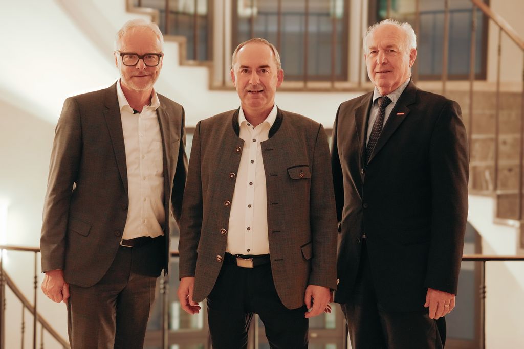 Bayerns Wirtschaftsminister Hubert Aiwanger gemeinsam mit Franz Xaver Peteranderl, Präsident Handwerkskammer für München und Oberbayern (rechts) und Dr. Frank Hüpers, Hauptgeschäftsführer der Handwerkskammer für München und Oberbayern (links).
Foto: StMWi