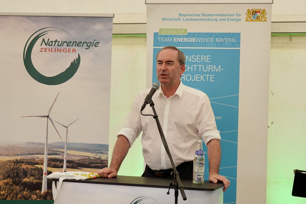 Staatsminister Huber Aiwanger hält eine Rede.