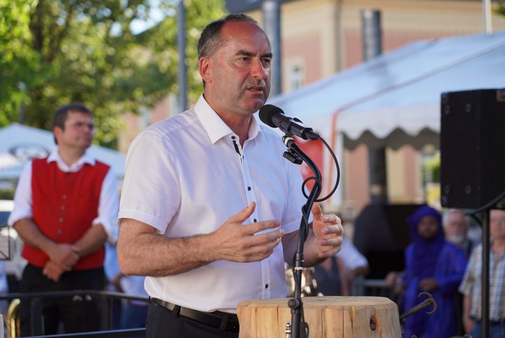 Wirtschaftsminister Hubert Aiwanger spricht anlässlich der 13. Biennale der Schmiede in Kolbermoor © StMWi