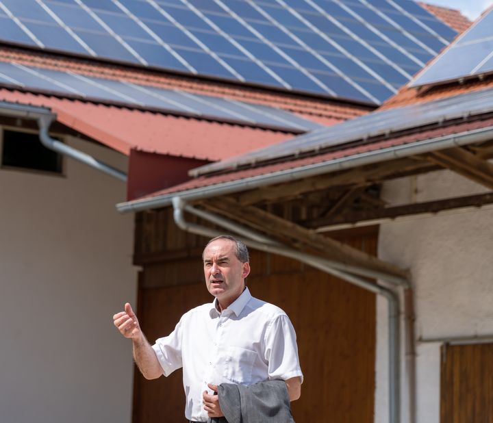 Wirtschaftsminister Hubert Aiwanger besichtigt die Demoanlage Hopfen PV in Au in der Hallertau © StMWi/E. Neureuther