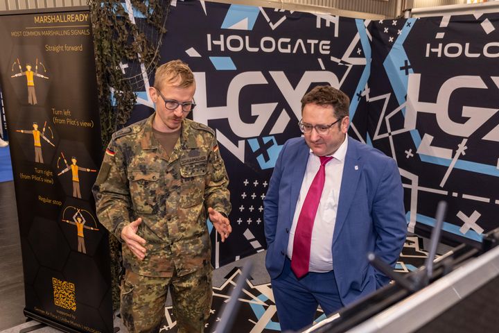 TDG20251208_Gotthardt_533 Bayerns Wirtschaftsstaatssekretär Tobias Gotthardt besucht die Berufsbildungsmesse in Nürnberg.