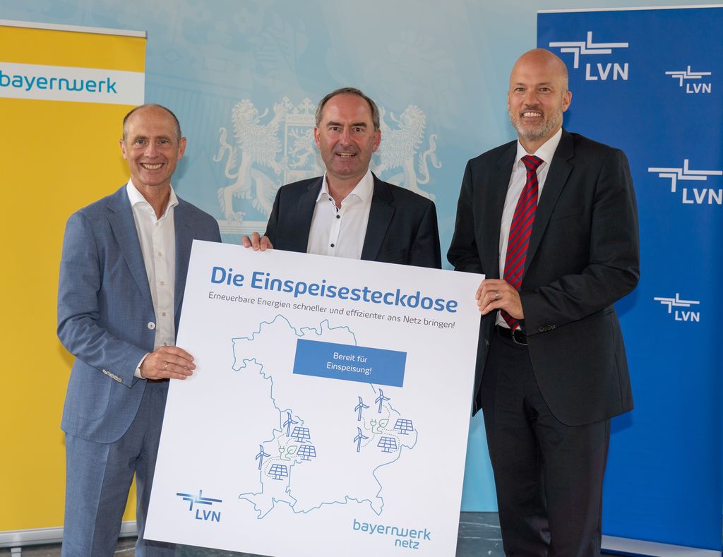 Vertreter der Netzbetreiber Bayernwerk Netz und LEW Verteilnetz (LVN) haben gestern Bayerns Wirtschafts- und Energieminister Hubert Aiwanger das Projekt „Einspeisesteckdose“ vorgestellt. Das Bild zeigt (von links nach rechts): Dr. Egon Westphal, Vorstandsvorsitzender der Bayernwerk AG, Staatsminister Hubert Aiwanger und Christian Barr, Kaufmännischer Vorstand der Lechwerke AG. Foto: StMWi/B. Brummer