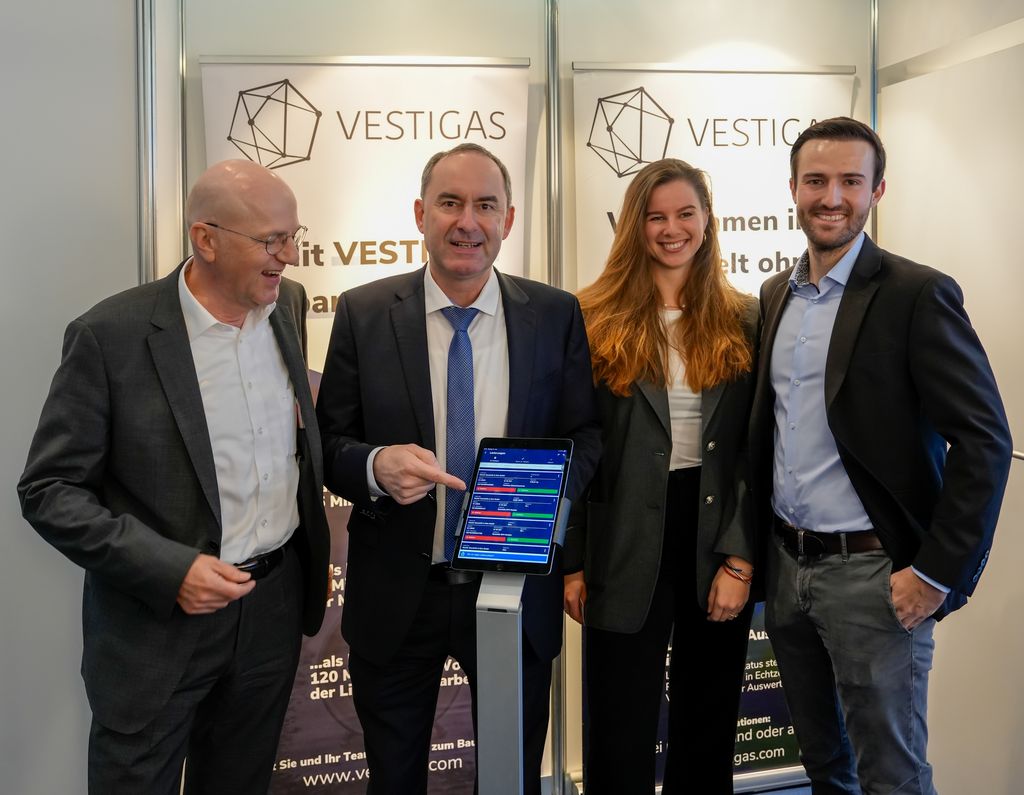 Wirtschaftsminister Hubert Aiwanger beim Messestand von VESTIGAS. Foto: StMWi/E. Neureuther