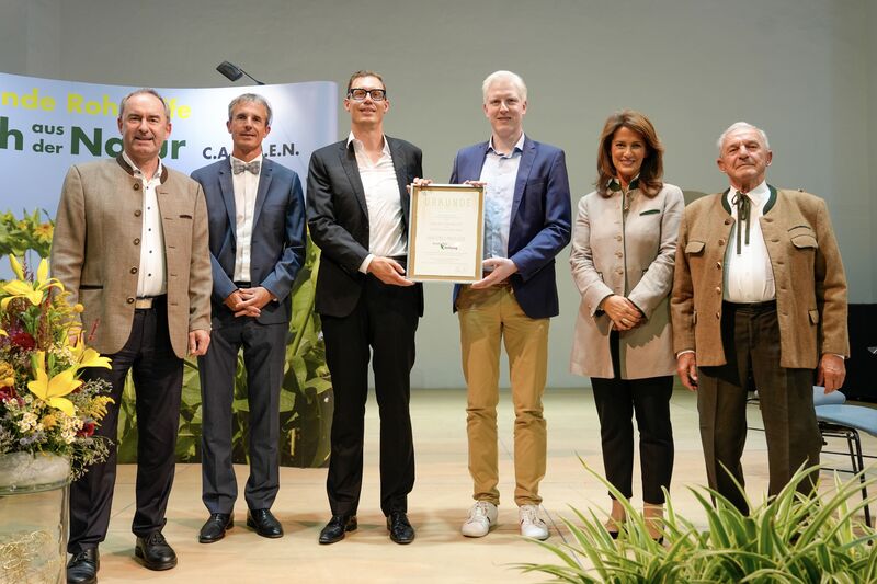 Den Ernst-Pelz-Preis 2025 überreichten Wirtschaftsminister Aiwanger (links), Jochen Pelz von der Ernst-Pelz-Stiftung (2. v. l), Landwirtschaftsministerin Kaniber (2. v. r.) und Peter Pelz (rechts), ebenfalls Ernst-Pelz-Stiftung, an René Bethmann (3. v. l) von der Vaude Sport GmbH und Holger John (3. v. r.) von der UPM Biochemicals Leuna GmbH.
Foto: StMWi/ K. Huber