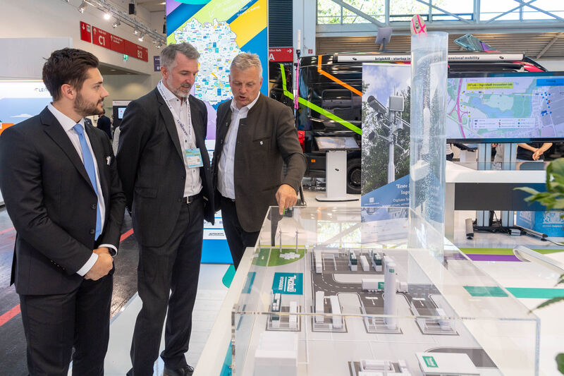 Bayerns Wirtschaftsstaatssekretär Roland Weigert besucht die IAA MOBILITY 2023
