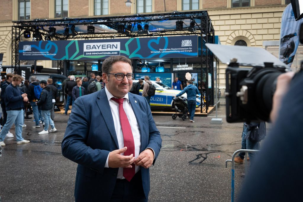 Impressionen des Besuchs von Bayerns Wirtschaftsstaatssekretär Tobias Gotthardt am OpenSpace-Stand des Bayerischen Wirtschaftsministeriums.