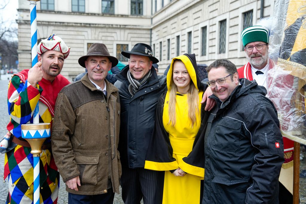 Der Bayerische Wirtschaftsminister Hubert Aiwanger begrüßt die Original Münchner Schäfflertanzgruppe. 