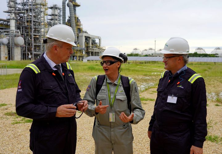 Staatssekretär Roland Weigert (l.) und H2.B-Vorstand Prof. Peter Wasserscheid (r.) bei der Besichtigung des ersten Elektrolyseurs für grünen Wasserstoff in Kolumbien. Die Anlage steht in der Ecopetrol-Raffinerie in Cartagena. © StMWi/T.Assenbrunner