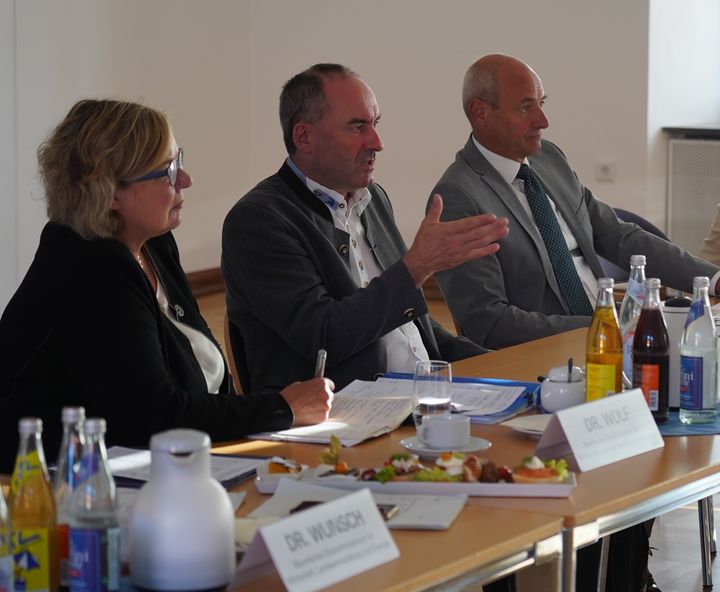 Bayerns Wirtschaftsminister Aiwanger diskutiert beim Heilbäder-Gipfel über eine Zukunftsstrategie für Kur- und Heilbäder. Foto v.l.n.r.: Dr. Ulrike Wolf (Ministerialdirektorin StMWi), Staatsminister Aiwanger, Dr. Johann Niggl (Abteilungsleiter Tourismus im StMWi) (Foto: StMWi / P. Hof)