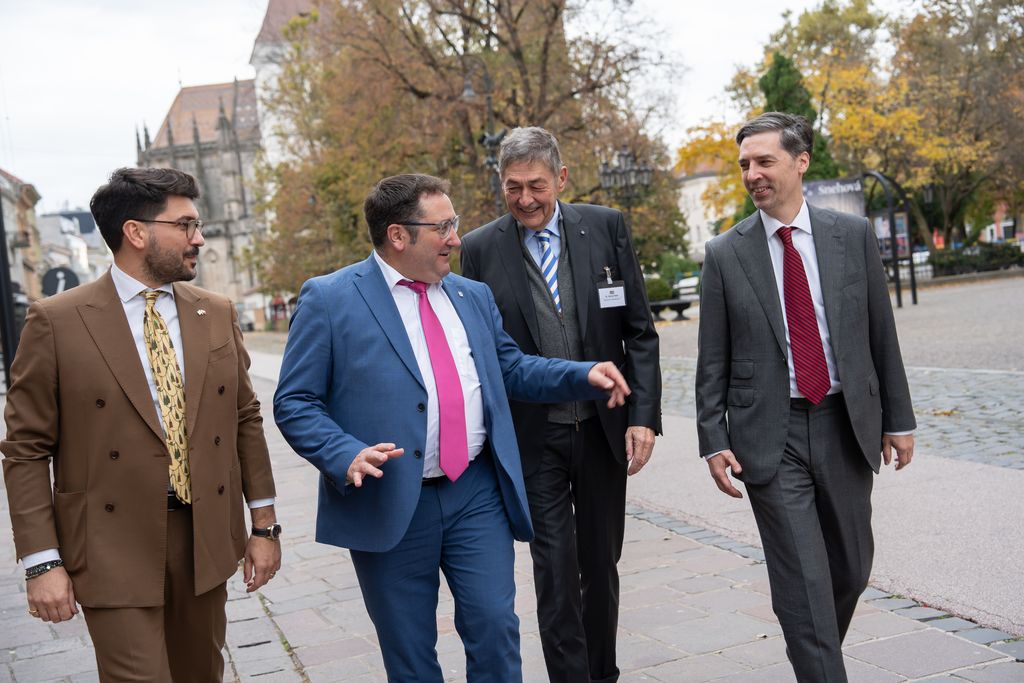 Im Rahmen der Delegationsreise nach Bratislava und Košice hat sich Bayerns Wirtschaftsstaatssekretär Tobias Gotthardt mit zahlreichen Vertretern aus Politik und Wirtschaft ausgetauscht. Das Bild zeigt (v.l.n.r) den Bayerischen Repräsentanten in der Slowakei Marco Triscuzzi, Staatssekretär Tobias Gotthardt, den Präsidenten der Handwerkskammer Niederbayern-Oberpfalz Dr. Georg Haber sowie den ständigen Vertreter des Deutschen Botschafters in der Slowakei Andreas Krauß. Foto: StMWi/Bastian Brummer