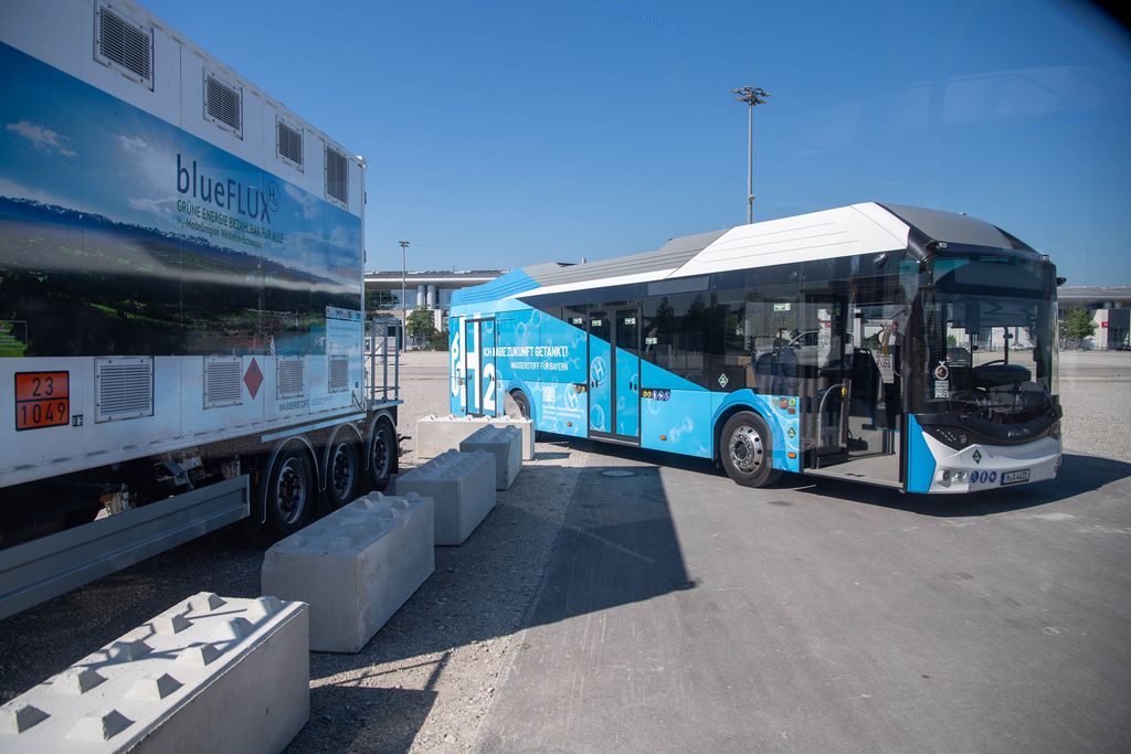 Bayerns Wirtschaftsminister Hubert Aiwanger besucht die IAA MOBILITY 2023