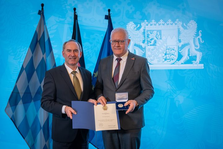 Bayerns Wirtschaftsminister Hubert Aiwanger verleiht die Staatsmedaille für besondere Verdienste um die bayerische Wirtschaft.