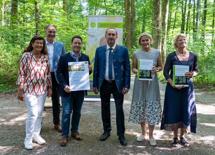 Wirtschaftsminister Hubert Aiwanger (3. v. r.) übergibt das Waldgesundheitszertifikat an die Stadt Bad Reichenhall