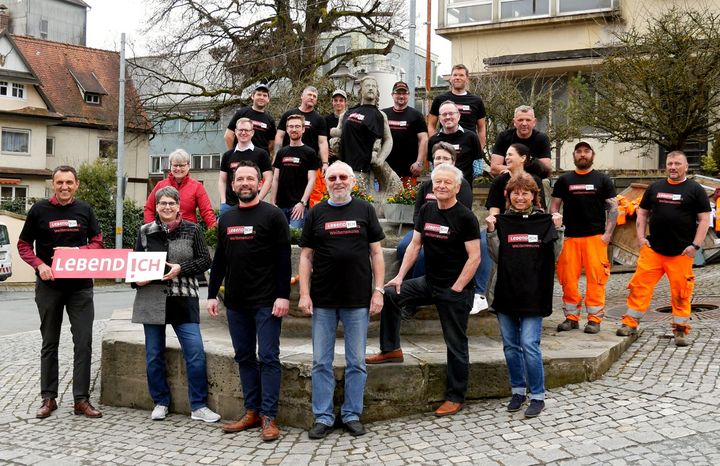 Identifikation und Stärkung des WIR-Gefühls durch die Übergabe von T-Shirts mit der Leitbotschaft an Gemeindeführung und Mitarbeiter, Gemeinde Weißenbrunn. © Regionalmanagement Landkreis Kronach