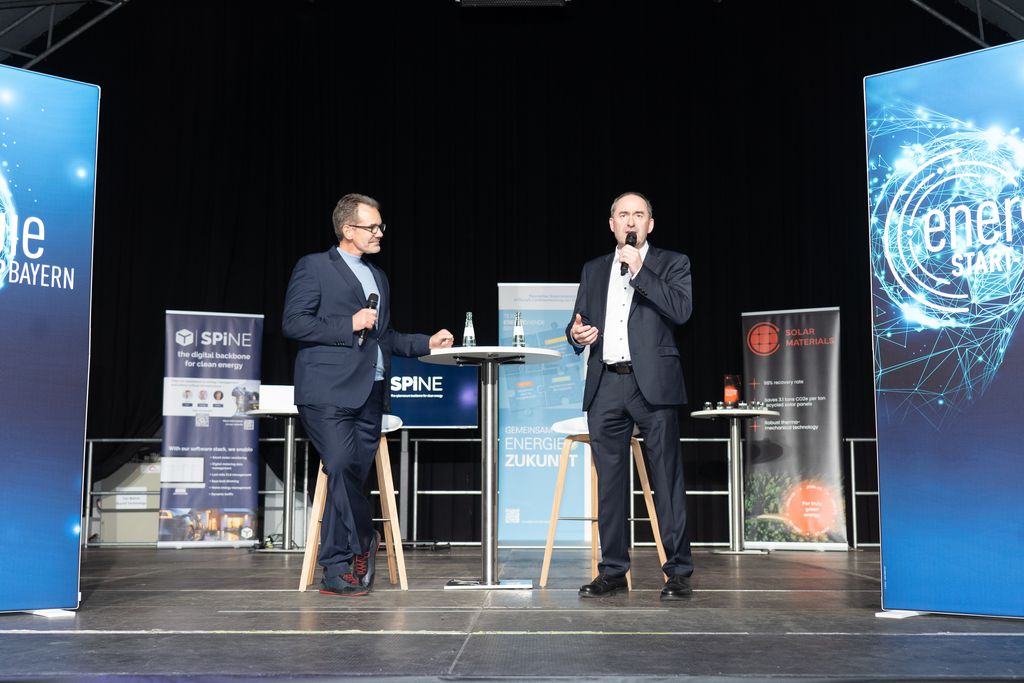 Impressionen zur Preisverleihung Energie Start-up Bayern 2024 im Rahmen der Start-up Demo Night München.