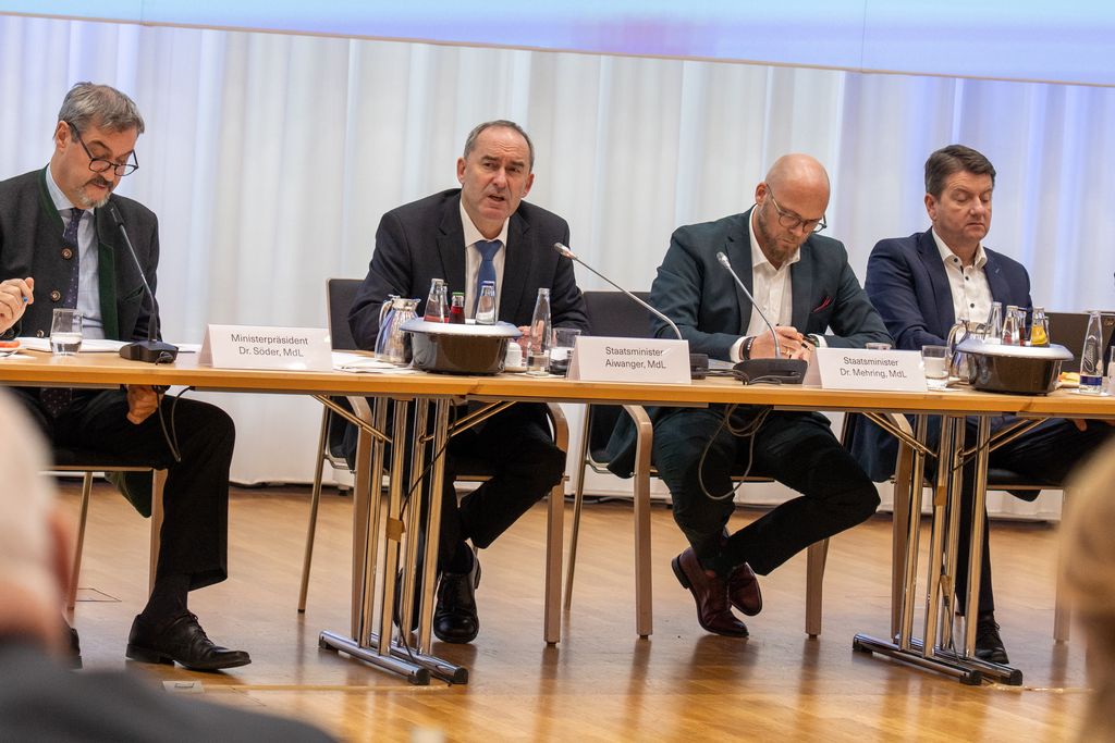 Bayerns Wirtschaftsminister Hubert Aiwanger hielt beim Forum Digitale Transformation ein Plädoyer für Künstliche Intelligenz und Digitalisierung in der Wirtschaft. Foto: Nicole Engelhart/StMWi