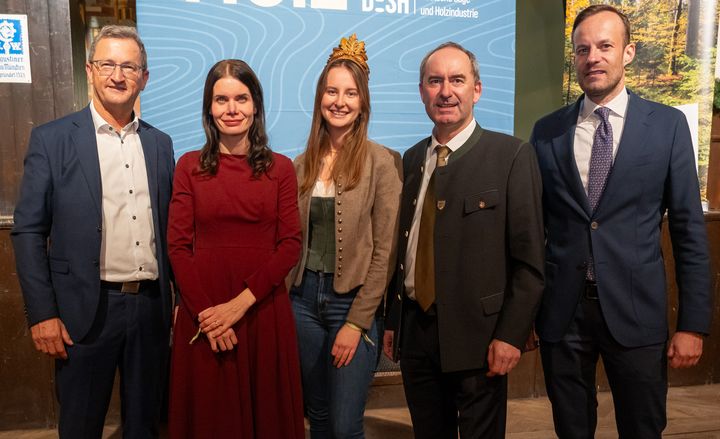 Bayerns Wirtschafts- und Energieminister Hubert Aiwanger hat den gemeinsamen Empfang von Deutschem Säge- und Holzindustrie Bundesverband (DeSH) und Bayerischen Staatsforsten zum Auftakt des Deutschen Holzkongresses in München eröffnet. Das Bild zeigt (v.l.n.r): BBV-Bezirkspräsident in Niederbayern, Siegfried Jäger, DeSH-Geschäftsführerin Julia Möbus, Waldkönigin Patricia Vogl, Staatsminister Hubert Aiwanger und DeSH-Präsident Stephan Lang. Foto: StMWi/N. Engelhart