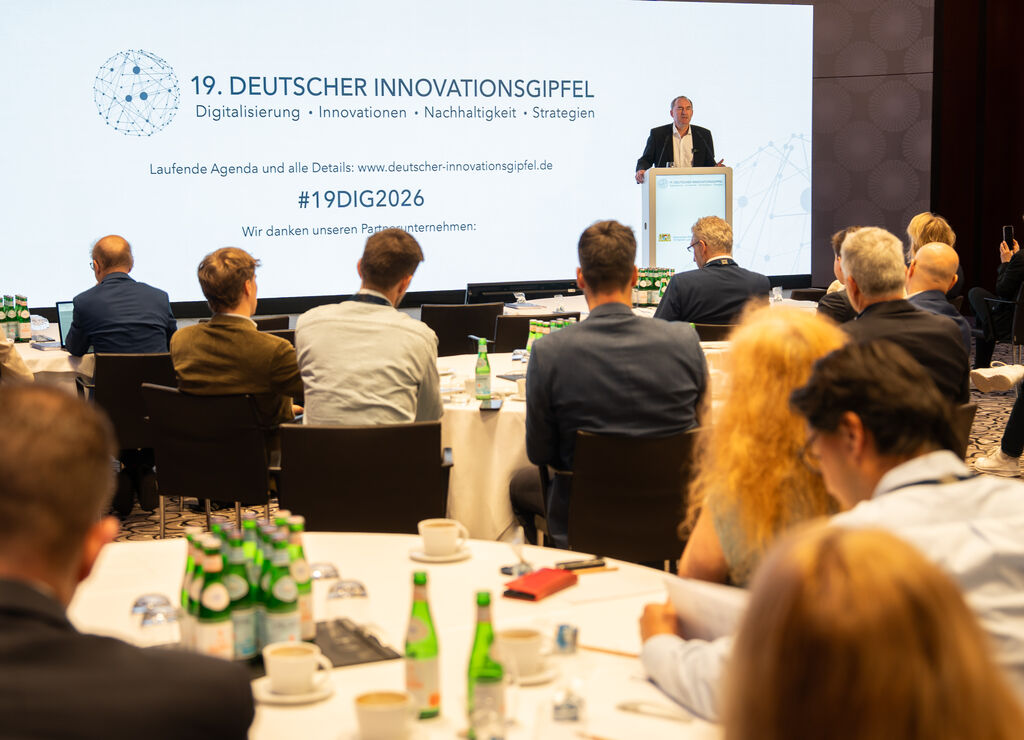 In seiner Rede appellierte Minister Aiwanger an die anwesenden Start-ups und etablierten Unternehmen, mehr Reformdruck auf die Politik auszuüben. Foto: StMWi/Bastian Brummer